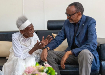 Perezida Kagame yasuye umukecuru Nyiramandwa wo mu Karere ka Nyamagabe