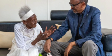 Perezida Kagame yasuye umukecuru Nyiramandwa wo mu Karere ka Nyamagabe