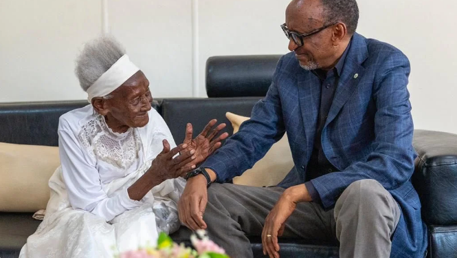 Perezida Kagame yasuye umukecuru Nyiramandwa wo mu Karere ka Nyamagabe