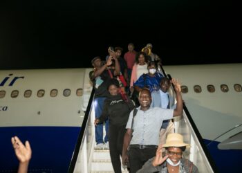 Abanya Zimbabwe bazigisha mu Rwanda batangiye kuhagera