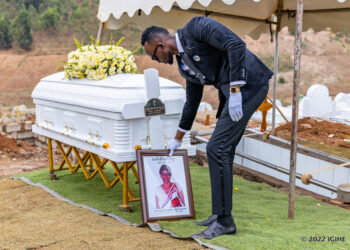 Meddy yashyize hanze ibaruwa iteye agahinda yandikiye Mama we uherutse kwitaba Imana