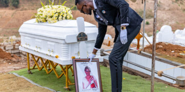 Meddy yashyize hanze ibaruwa iteye agahinda yandikiye Mama we uherutse kwitaba Imana