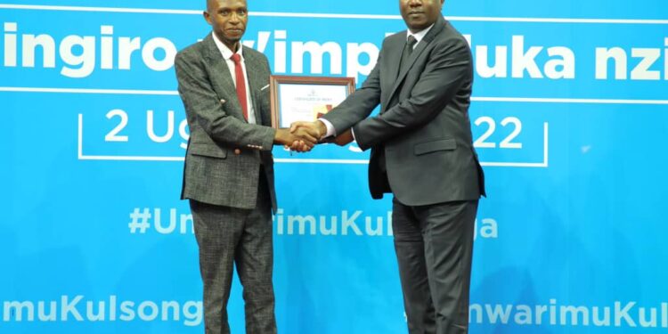 Uburezi : NSHIMIYIMANA Eustache umwe mu Ndashyikirwa zashimiwe na Minisiteri y’uburezi