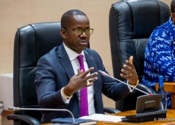 Senateri Evode yagaragaje ko Ruswa , igitsina no gukunda icyubahiro ari ibinogo abayobozi cyane abagabo bakomeje kugwa mo