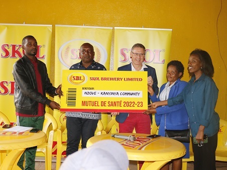 Abatishoboye 590 batangiwe Ubwisungane mu kwivuza n’uruganda rwa SKOL rukorera mu Nzove
