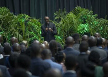 Perezida Kagame yasabanye n’abarenga 3000 mu ijoro ryo gusoza umwaka wa 2022