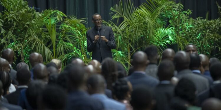 Perezida Kagame yasabanye n’abarenga 3000 mu ijoro ryo gusoza umwaka wa 2022
