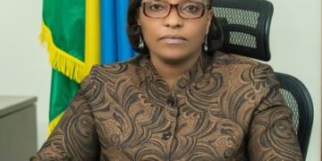Minisitiri w’uburezi yihanganishije ababyeyi b’umwana wazize impanuka ya Bus itwara abanyeshuri