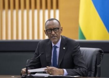 Perezida Paul Kagame yihanganishije imiryango y’abanyeshuri bakoreye impanuka i Rebero