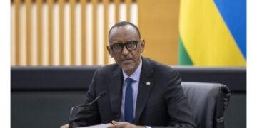 Perezida Paul Kagame yihanganishije imiryango y’abanyeshuri bakoreye impanuka i Rebero