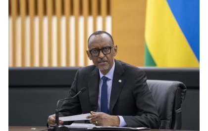 Perezida Paul Kagame yihanganishije imiryango y’abanyeshuri bakoreye impanuka i Rebero