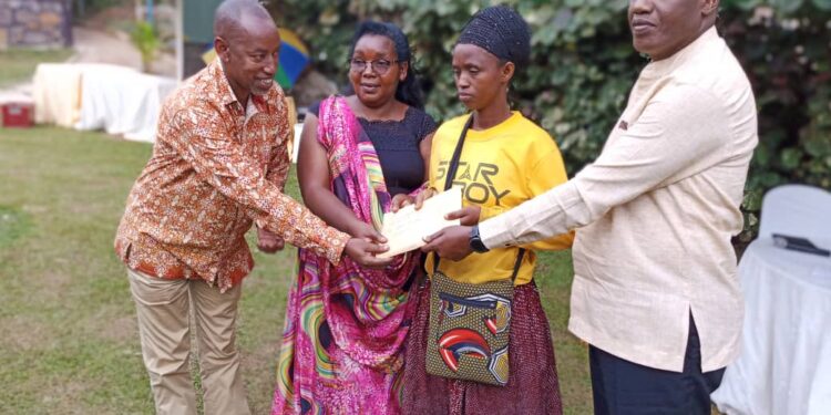 Umurenge wa Kanombe wizihije Umunsi Mukuru w’Intwari uremera umubyeyi w’Abana bane wari ubayeho mu buzima bugoye
