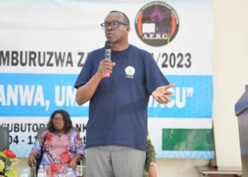 Buri muntu akore byibura twiti 2 buri munsi, imbuga nkoranyambaga muzijyeho, muvuge u Rwanda ibyiza”- Minisitiri Bizimana