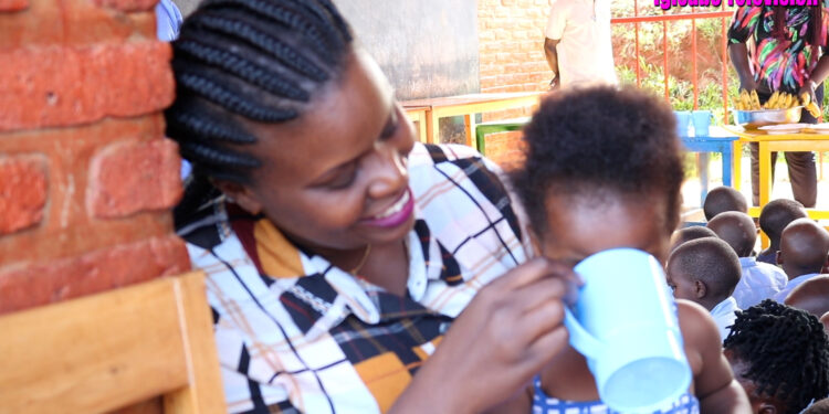 Kicukiro:Umuyobozi w’Akarere Umutesi Solange yafatanyije n’ababyeyi kugaburira abana Indyo yuzuye