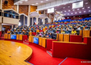 Abadepite basabye ko ikiruhuko cy’umugore wabyaye kigirwa amezi atandatu