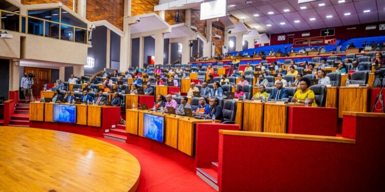 Abadepite basabye ko ikiruhuko cy’umugore wabyaye kigirwa amezi atandatu