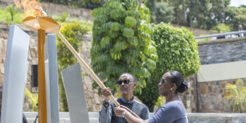 Perezida Kagame na Madamu bacanye urumuri rw’icyizere rutangiza iminsi 100 yo Kwibuka 29
