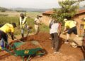 Uruganda rwa Skol na WASAC bifatanyije n’abaturage mu muganda rusange basana umuhanda wa Nzove