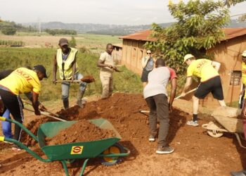 Uruganda rwa Skol na WASAC bifatanyije n’abaturage mu muganda rusange basana umuhanda wa Nzove
