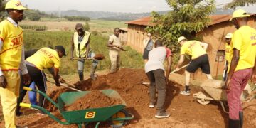 Uruganda rwa Skol na WASAC bifatanyije n’abaturage mu muganda rusange basana umuhanda wa Nzove