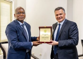 Minisitiri w’Ingabo Juvenal Marizamunda yakiriye Ambasaderi w’u Bufaransa mu Rwanda