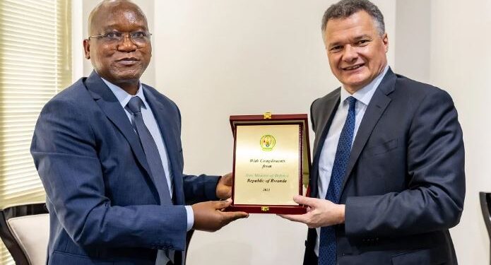 Minisitiri w’Ingabo Juvenal Marizamunda yakiriye Ambasaderi w’u Bufaransa mu Rwanda