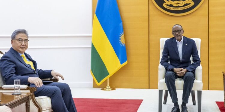 Perezida Kagame yakiriye Minisitiri w’Ububanyi n’Amahanga wa Koreya y’Epfo
