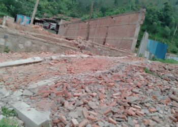 Nyarugenge: Habuze gato urukuta rw’inzu bivugwa ko yubatswe bitemewe rwari rugwiriye bantu