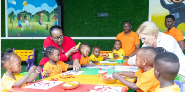 Madamu Jeannette Kagame na Agata Duda basuye  ECD yo muri village Urugwiro