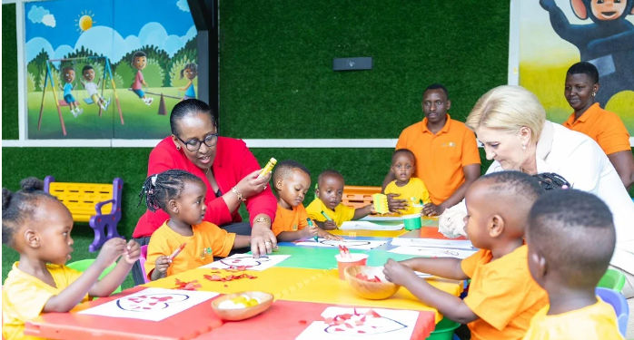 Madamu Jeannette Kagame na Agata Duda basuye  ECD yo muri village Urugwiro