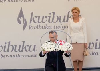 Perezida Andrzej Duda wa Pologne yunamiye inzirakarengane za Jenoside ku Gisozi