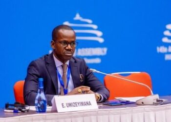 Senateri Evode Uwizeyimana yagaragaje ko ibikorwa bya Tsisekedi bisa n’ibya Habyariman
