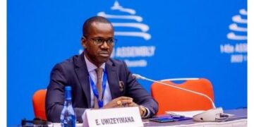 Senateri Evode Uwizeyimana yagaragaje ko ibikorwa bya Tsisekedi bisa n’ibya Habyariman