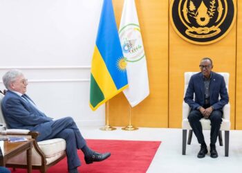 Perezida Kagame yakiriye Prof Romain Murenzi na Prof Remi Quirion