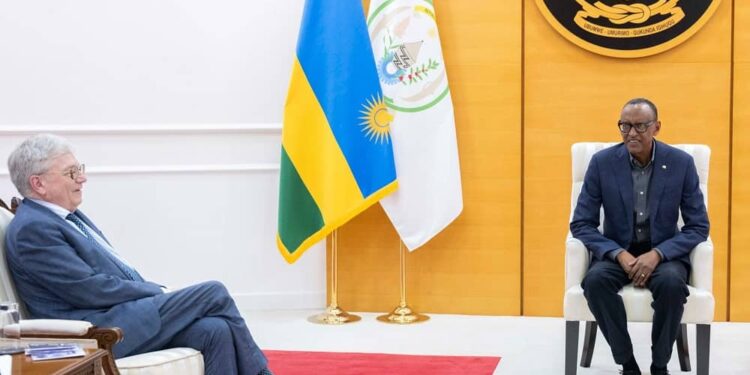 Perezida Kagame yakiriye Prof Romain Murenzi na Prof Remi Quirion