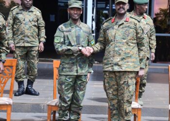 Umugaba Mukuru w’Ingabo z’u Rwanda, Gen Mubarakh Muganga yakiriwe n’ Umugaba mukuru w’ Ingabo za Uganda baganira ku karere