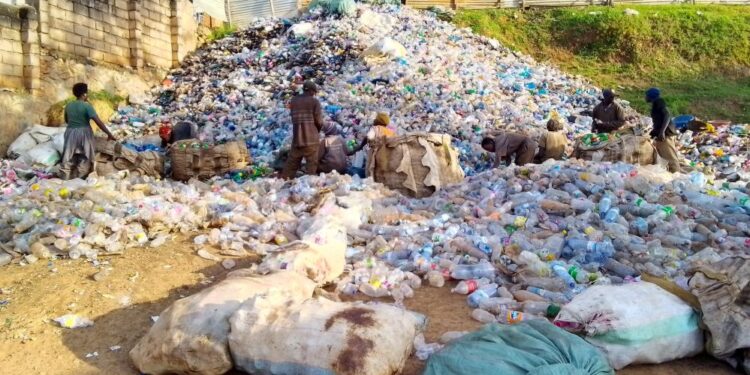 Abakozi ba Green Tech Africa baravuga ko ubuzima bwabo bushobora kujya mu kaga kubera kutagira ibikoresho by’Akazi