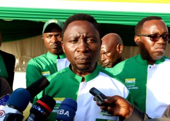 Dr Frank Habineza uhagarariye ishyaka  Green Party of Rwanda (DGPR) yijeje umuturage  wa Bweramvura ko azakurikirana ikibazo cy’umwana we