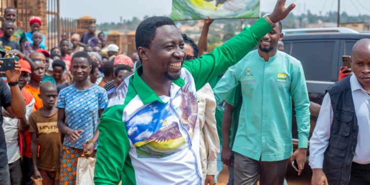 Gicumbi: Dr Frank Habineza yemereye abaturage uruganda rutunganya ibikomoka ku Mata