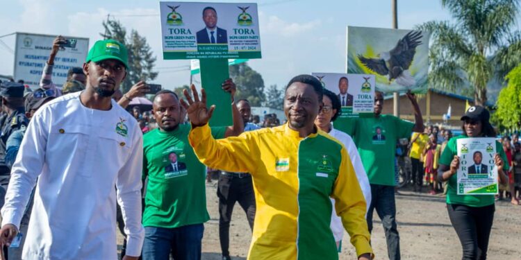‘Ntabwo dushaka ko urubyiruko rugenda rusiragira iyo za Kigali rujya gushaka akazi rusize iwabo’ Dr Frank Habineza abwira abaturage ba Burera