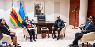 Perezida Paul Kagame yagiranye ibiganiro na Emmerson Mnangagwa wa Zimbabwe