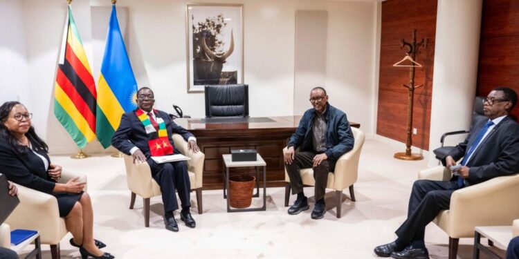 Perezida Paul Kagame yagiranye ibiganiro na Emmerson Mnangagwa wa Zimbabwe
