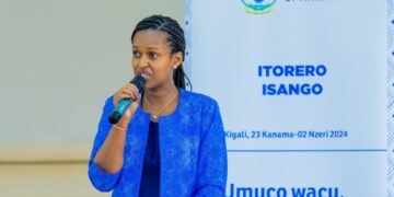 Minisitiri Umutoni Sandrine yasabye urubyiruko rwavukiye muri Centrafrique kuba ba ambasaderi beza b’u Rwanda