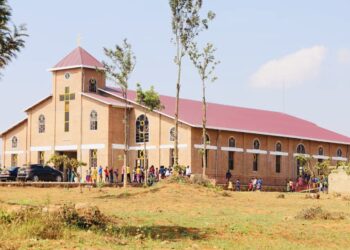 Nyuma y’ibihe byashize basengera munsi y’igiti, abakristu ba Paruwasi ya Rushubi bari mu byishimo byo kwiyuzuriza Kiliziya igezweho