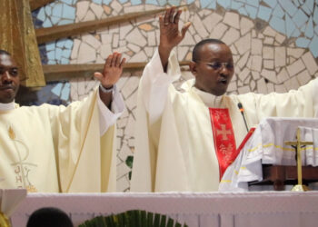 Paruwasi y’Umuryango Mutagatifu Ste Famille i Kigali hizijijwe Pasika hatangwa Batisimu no gukomezwa