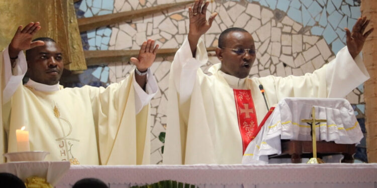 Paruwasi y’Umuryango Mutagatifu Ste Famille i Kigali hizijijwe Pasika hatangwa Batisimu no gukomezwa