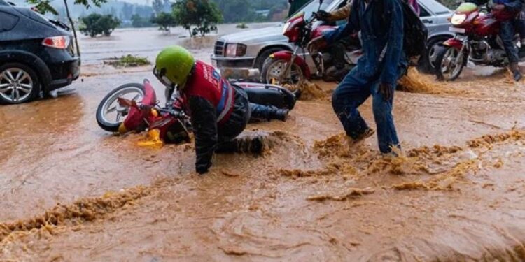 Umujyi wa Kigali watangiye kwimura abatuye mu manegeka kubera imvura