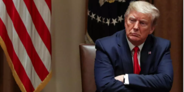 Trump mu rungabangabo rw’abamusaba n’abandi bamubuza kugaba ibitero kuri Iran