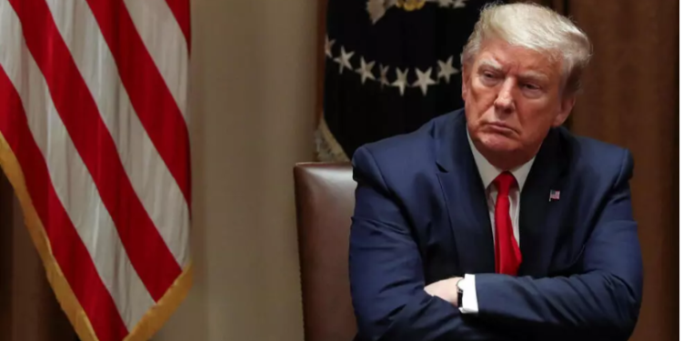 Trump mu rungabangabo rw’abamusaba n’abandi bamubuza kugaba ibitero kuri Iran